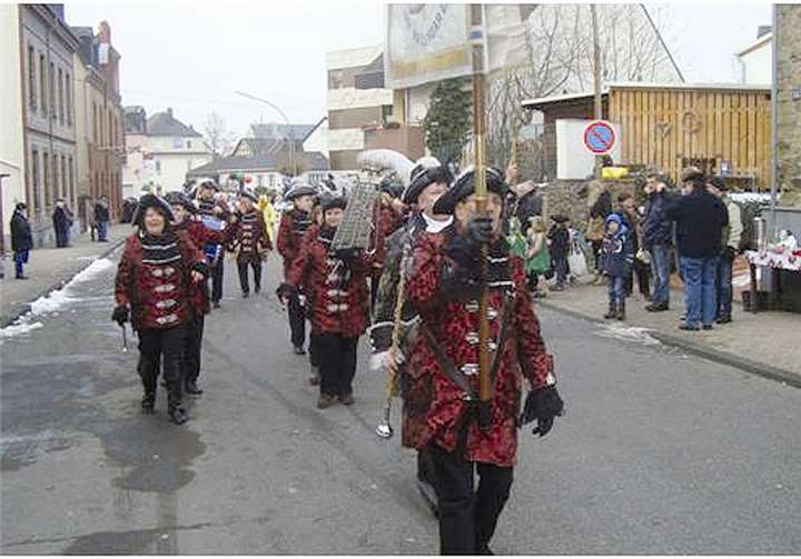 Karnevalsumzüge begleitet 