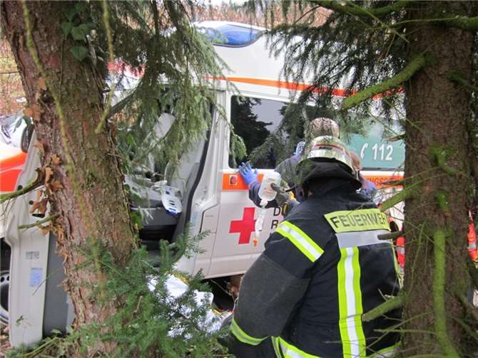  Remagen-Oberwinter: Fahrer eines DRK-Krankenwagens unter Fahrzeug eingeklemmt