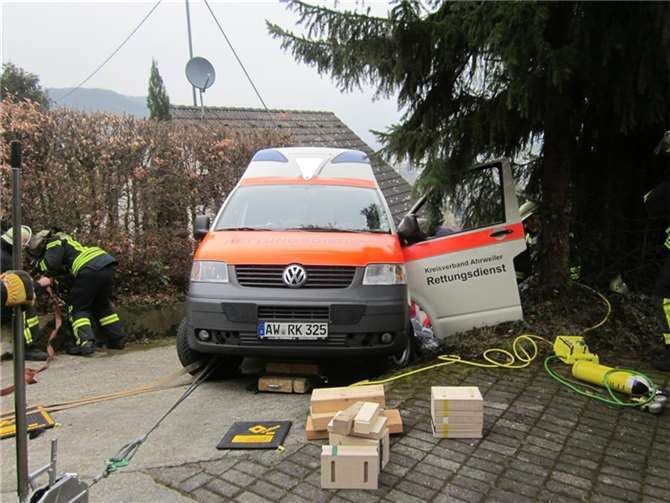  Remagen-Oberwinter: Fahrer eines DRK-Krankenwagens unter Fahrzeug eingeklemmt 