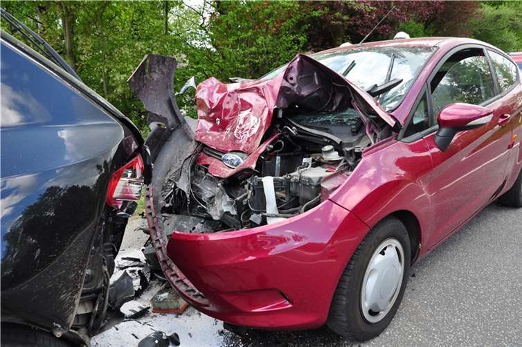 Verbotswidrig abbiegendes Fahrzeug verursacht Auffahrunfall 