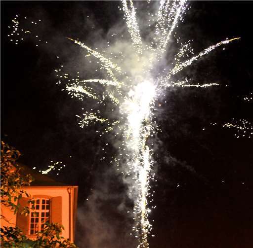 Promenade vom Gefängnisturm bis zum Fronhof leuchtete in mystischen Rot 