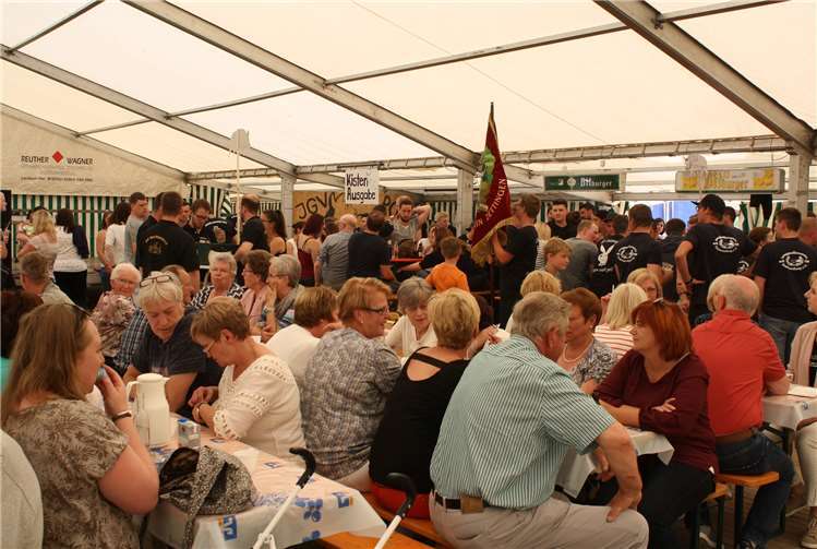Gottesdienst, Festumzug und Musikunterhaltung 