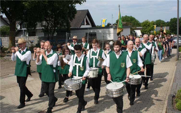 Gottesdienst, Festumzug und Musikunterhaltung 