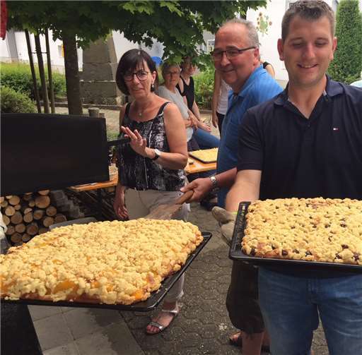 Brot, Spießbraten und Streuselkuchen 