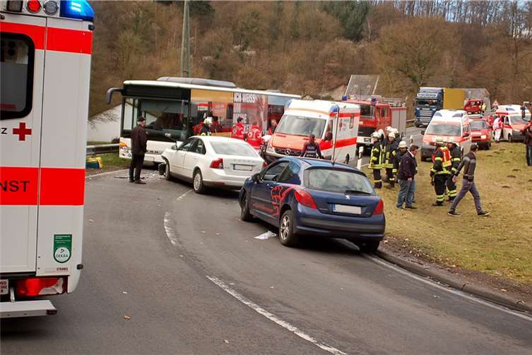 Frontal mit Linienbus kollidiert 