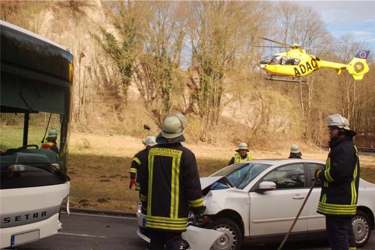 Frontal mit Linienbus kollidiert 