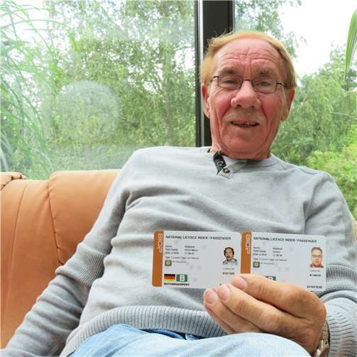 Kowalski jun. teilt sich das prickelnde Rennfieber nun mit Mr. Sidecar 