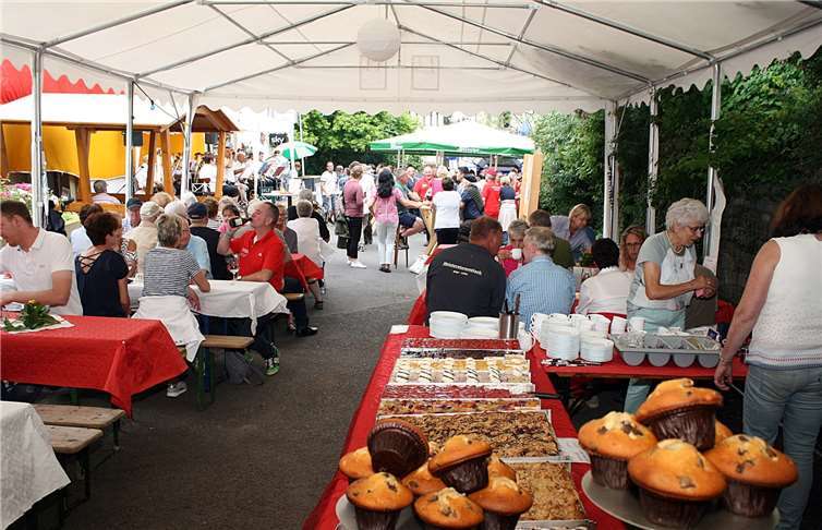 Rund um die Krähe wurde Geburtstag gefeiert 