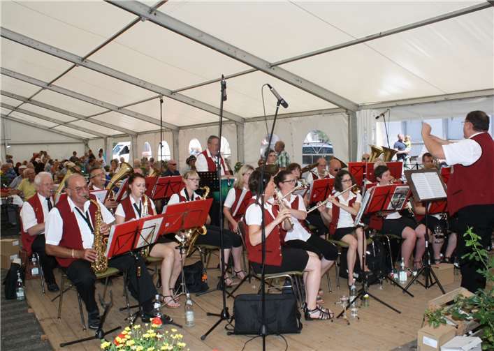 Weinkönigin Verena und Bacchus Paul begrüßten die Gäste 