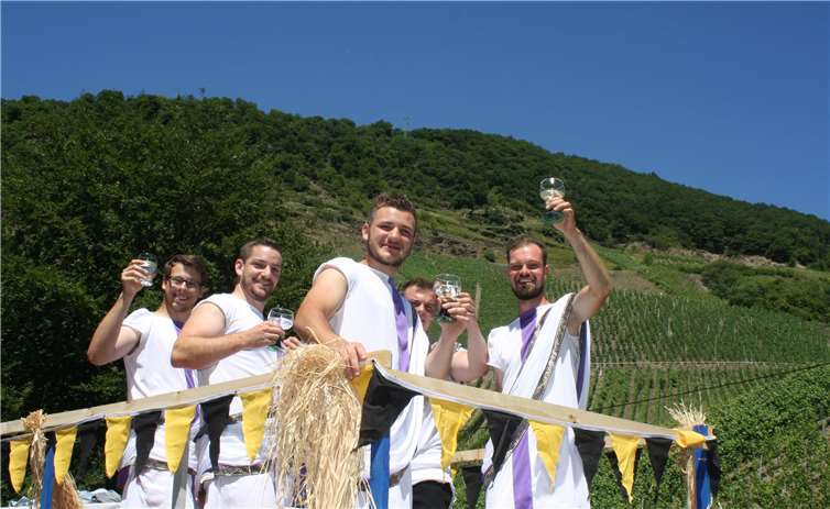 Weinkönigin Verena und Bacchus Paul begrüßten die Gäste 