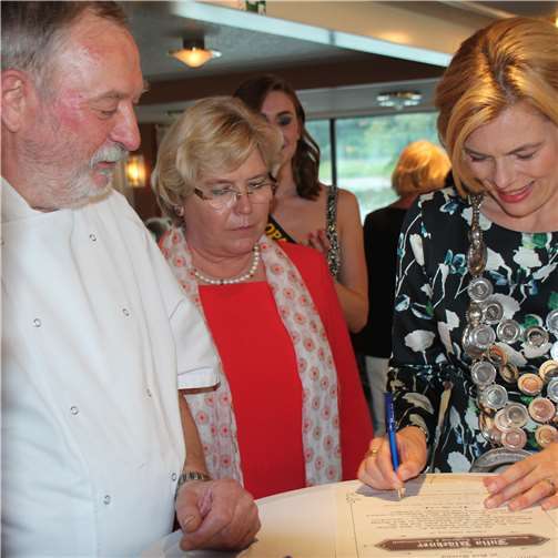 Bundesministerin Julia Klöckner wird zur Kulinarischen Ritterin geschlagen Bundesministerin Julia Klöckner wird zur Kulinarischen Ritterin geschlagen