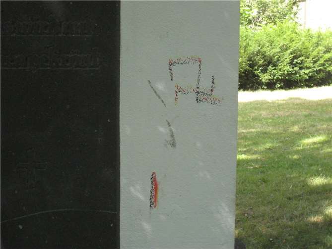 Denkmal mit Hakenkreuz beschmiert Denkmal mit Hakenkreuz beschmiert