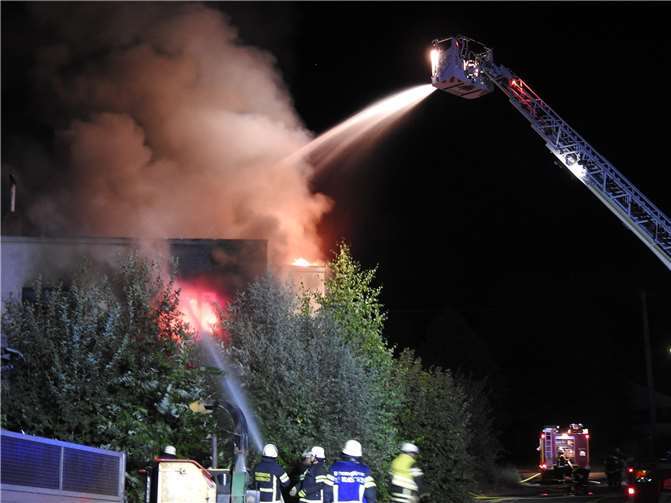 Gebäude durch Feuerwehr kontrolliert abbrennen gelassen Gebäude durch Feuerwehr kontrolliert abbrennen gelassen