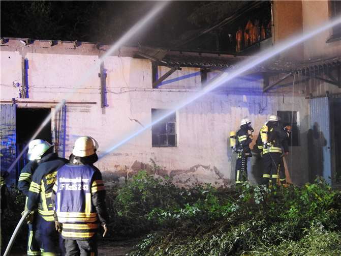 Gebäude durch Feuerwehr kontrolliert abbrennen gelassen Gebäude durch Feuerwehr kontrolliert abbrennen gelassen