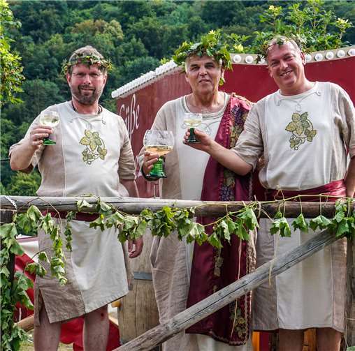 Ein heißes Fest mit Musik, Wein, viel guter Laune und dem traditionellen Umzug 