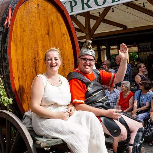 Ein heißes Fest mit Musik, Wein, viel guter Laune und dem traditionellen Umzug 