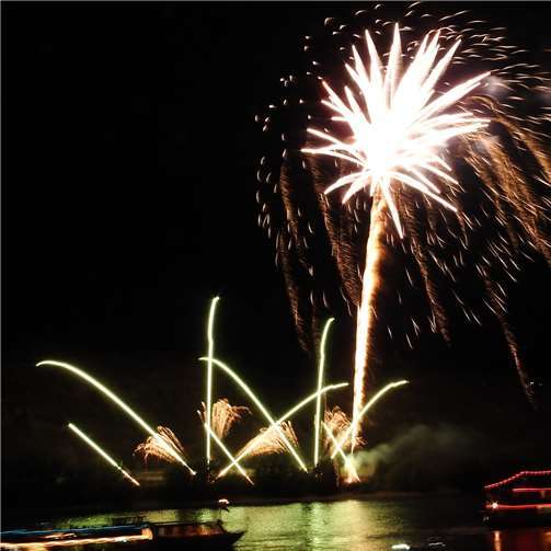 Farbenprächtiges Feuerwerk war Höhepunkt beim 51. Fest der 1000 Lichter 