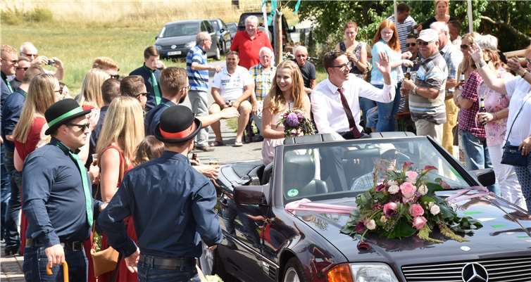 Maikönigspaar tanzte auf den Straßen 