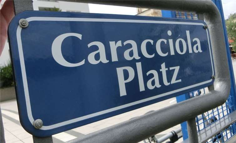 Schild am Caracciola-Platz entwendet