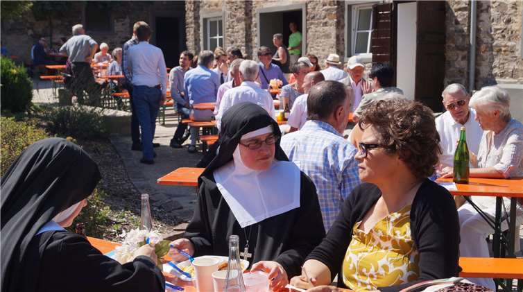 Munteres Kirmestreiben im sonst eher stillen Flaumbachtal 