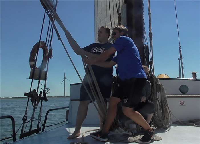 Beim Segeln mussten alle ordentlich mit anfassen 