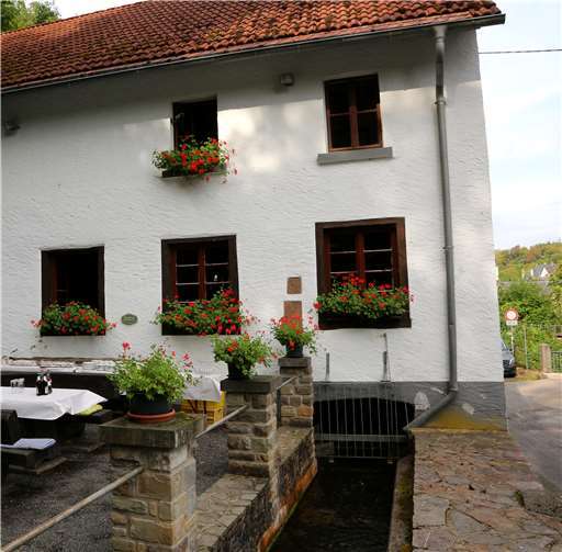 Restauriertes Mühlendenkmal in historischem Gemäuer 