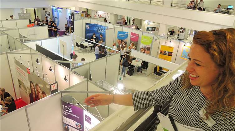 Ausbildungseinrichtungen und Schulabgänger konzentriert zusammenbringen 