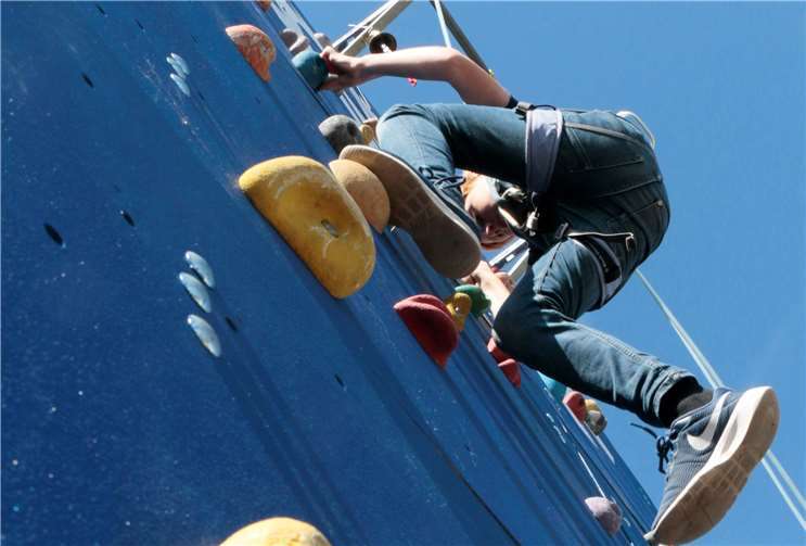 Nervenkitzel an der THW-Kletterwand 