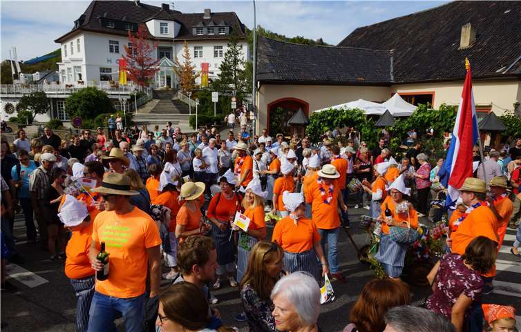 Neue Weinkönigin präsentierte sich in buntem Festumzug 