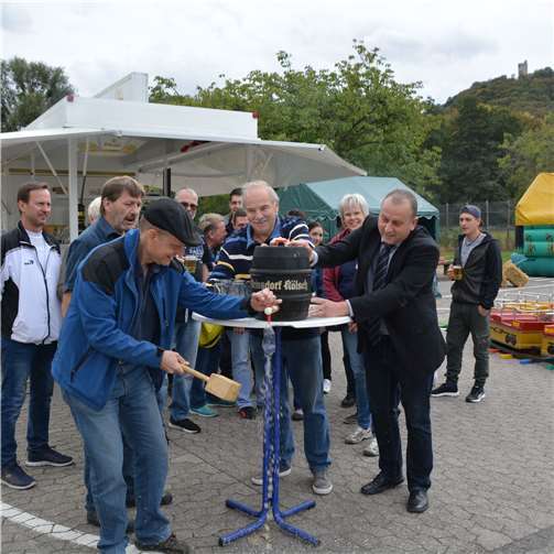 Ein fröhliches Fest mit fröhlichen Gästen 