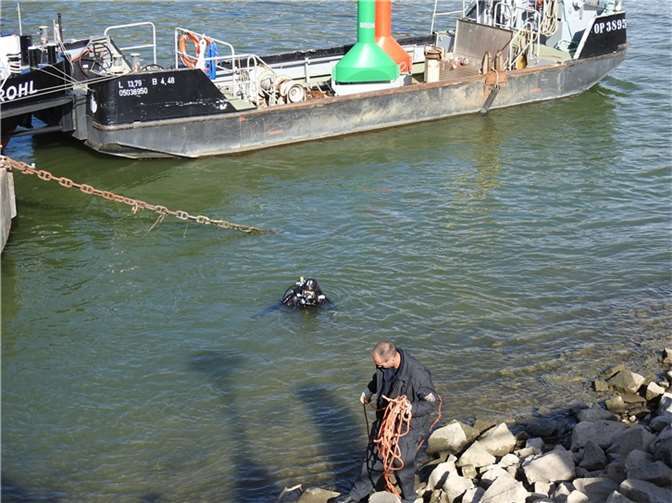 Taucher suchten Beweismittel: Zwei Granaten entdeckt 