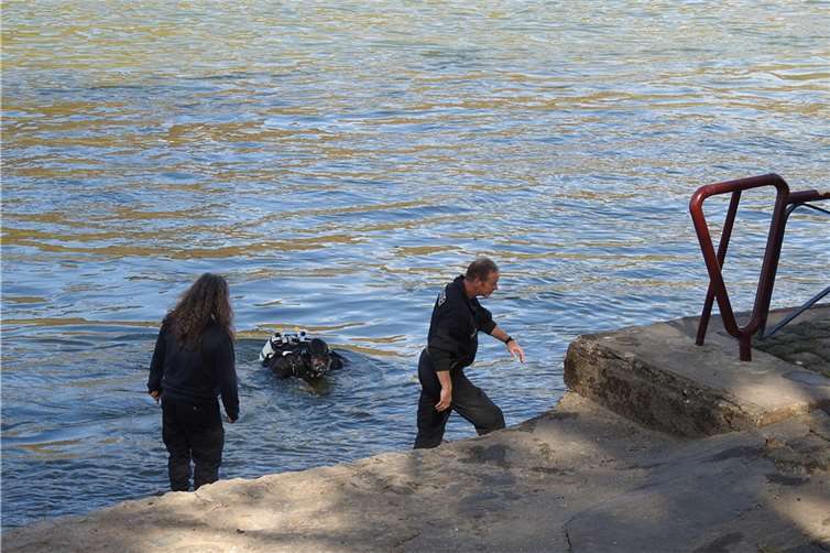 Taucher suchten Beweismittel: Zwei Granaten entdeckt 