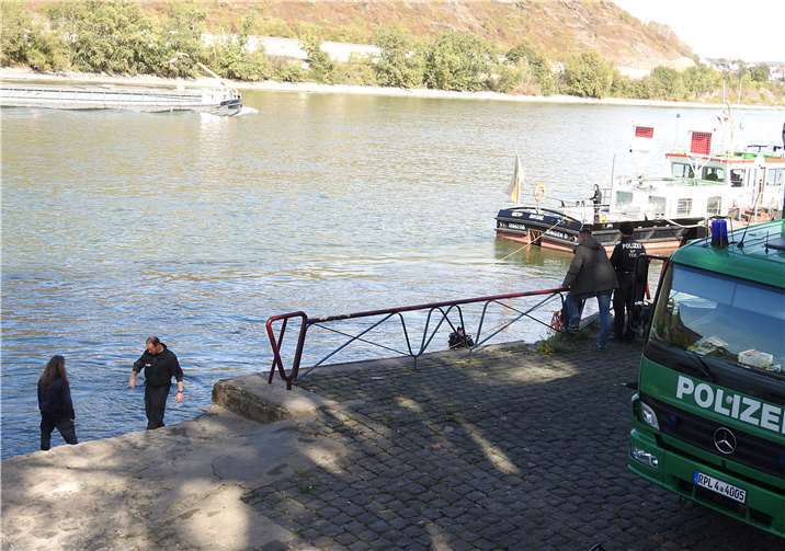 Taucher suchten im Rhein Beweismittel 