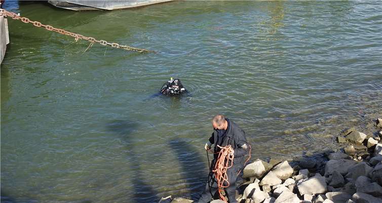 Taucher suchten im Rhein Beweismittel 