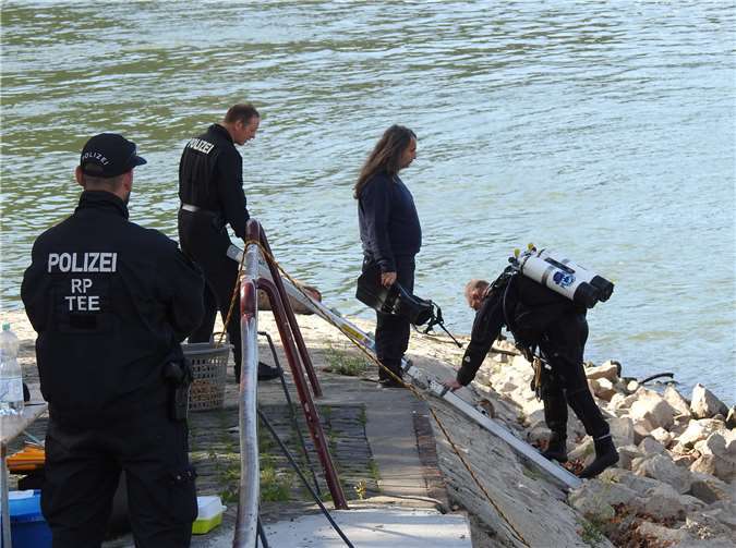 Taucher suchten im Rhein Beweismittel 