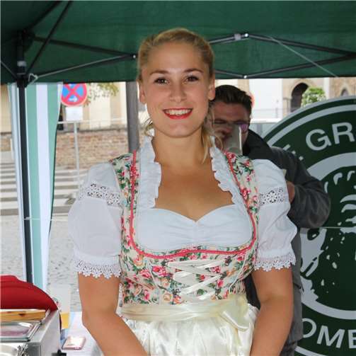 Reichlich Wiesn-Atmosphäre bei Bier und bayerischen Schmankerln 