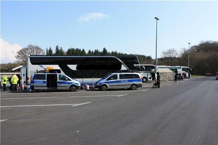 Kontrolle von Reisebussen auf der BAB 3 