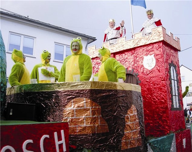 „Froschkönige“ beim Schwerdonnerstagsumzug 