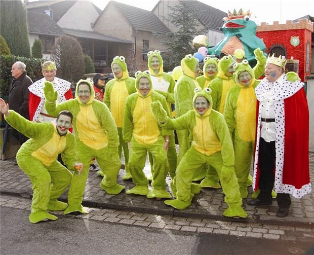 „Froschkönige“ beim Schwerdonnerstagsumzug 