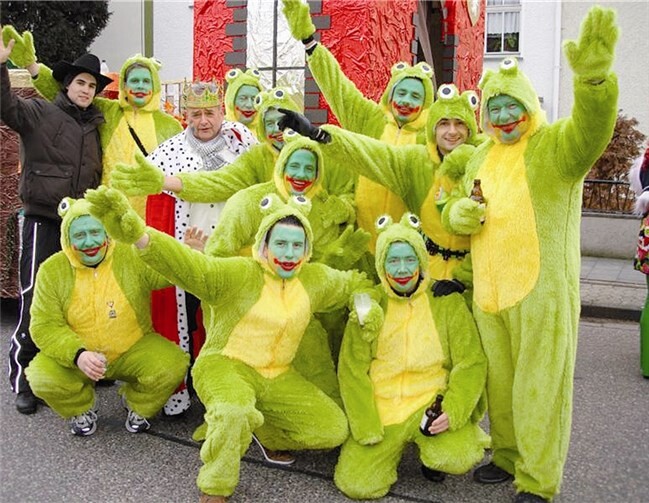 „Froschkönige“ beim Schwerdonnerstagsumzug 