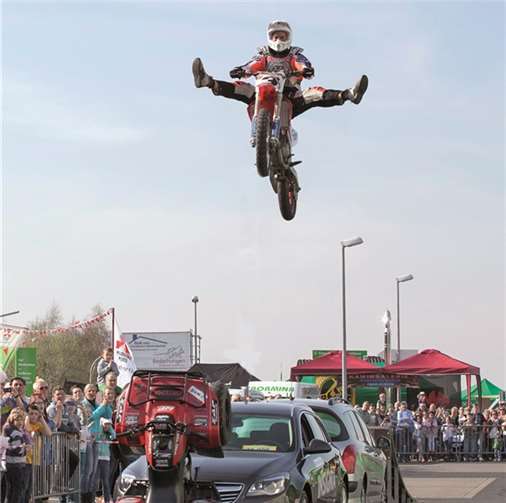 Dicke Rauchwolke und infernalischer Motorenlärm