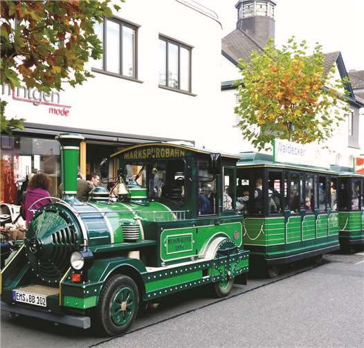 1000 leckere Bratäpfel werden kostenlos an die Besucher verteilt 