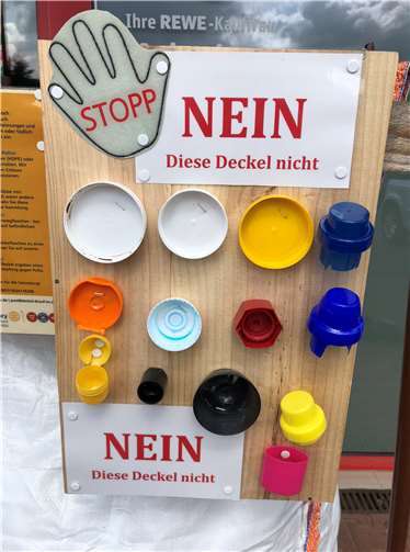 Kunststoffdeckel gegen Polio gesammelt 