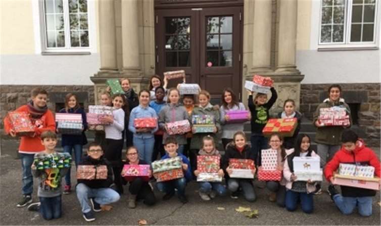 RWG packt fleißig Schuhkartons 