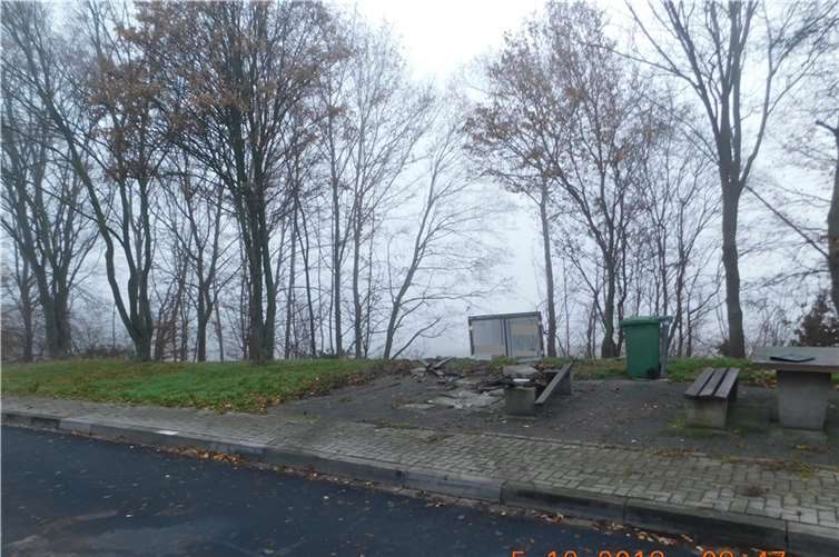 Aus Versehen: Lkw rast Abhang hinunter 