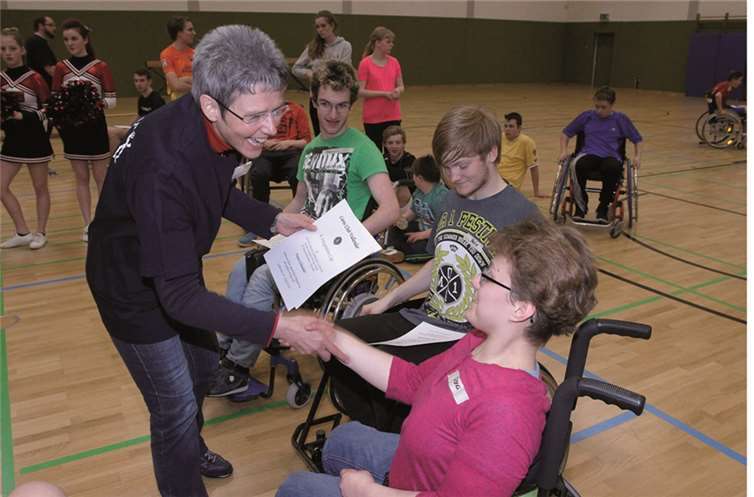 Sportrollstuhl anlässlich des 9. Lions Integrationscup gestiftet 