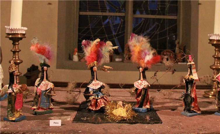 Bunte Krippenvielfalt unter dem Dach des Herrn 