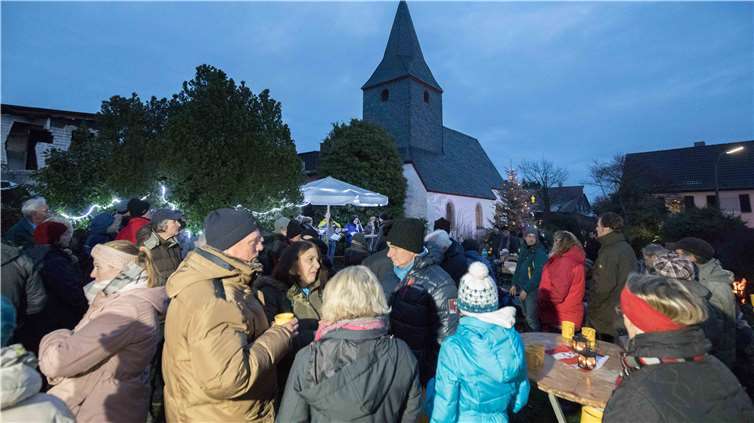 Werthhovener kommen an Kapelle zum Choralblasen zusammen 