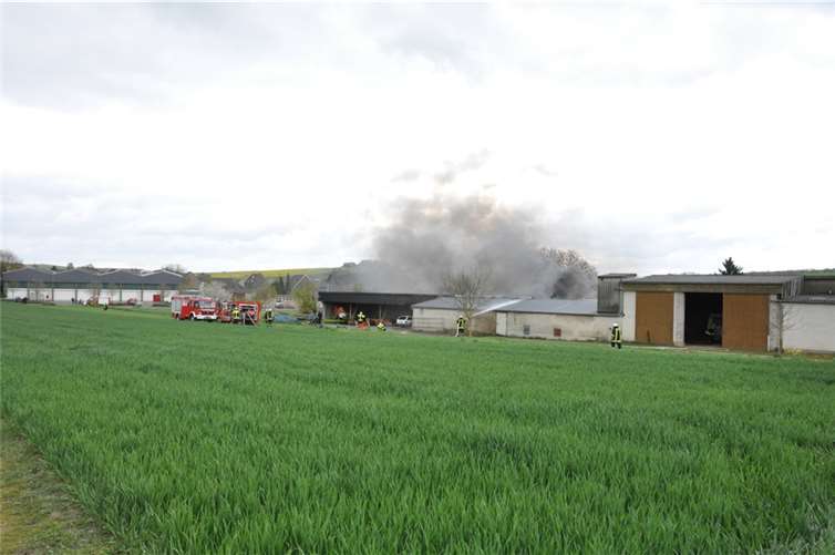 Auto in Scheune in Brand geraten 