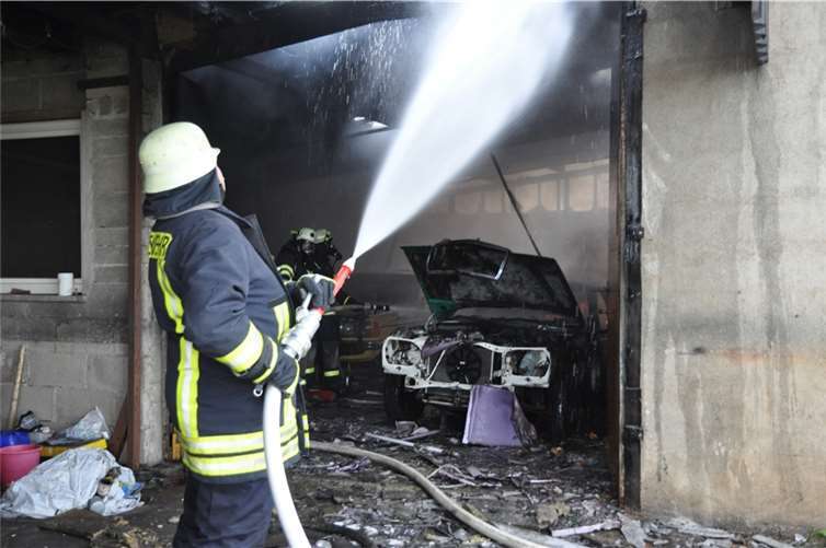 Auto in Scheune in Brand geraten 